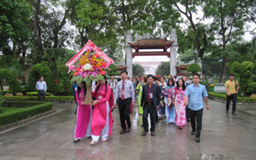 Overseas Vietnamese visit Uncle Ho’s hometown